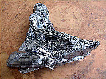 Mineralien - Antimonit (Stibnit, Antimonglanz, Grauspießglanz, Grauspießglanzerz), groß