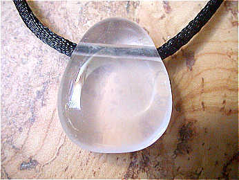Trommelstein, gebohrt - Girasol (Opal-Chalcedon)