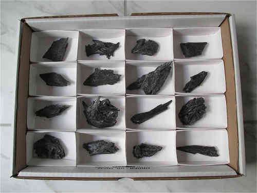 Mineralien - Disthen (Cyanit, Kyanit) "Schwarz" (16-Stück-Partie)