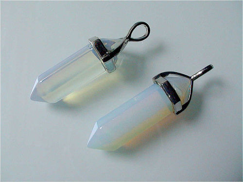 Anhänger mit Doppelspitze - Kryolithglas "Opalglas"