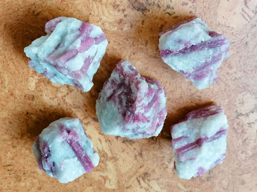 Mineralien - Turmalin „Pink“ (Rubellit) in Quarz (Extra Qualität)