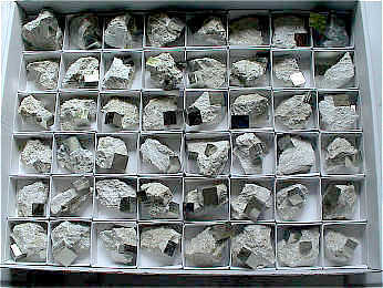 Mineralien - Pyrit (Würfel in Matrix)