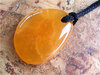 Trommelstein (flach), gebohrt "XL" - Calcit "Orange" (Extra Qualität)